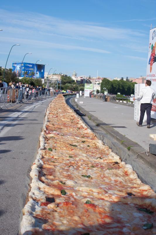 Una pizza lunga 2 chilometri.